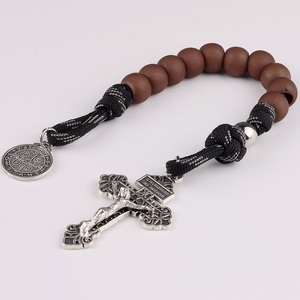 Perline acriliche rosario marrone da un anno con medaglia di san benedetto e crocifisso di grazia - Product Image 4