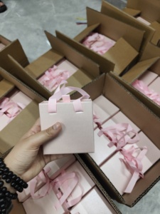 Cajas de Joyería con Relieve al por Mayor, Paquete de 12 Cajas de Cartón Rígido Recubiertas de Esponja, Caja de Regalo Deslizable - Product Image 5