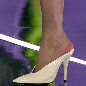 Sandalias de tacón de aguja con punta para mujer, diseño personalizado, sexys, de charol, tipo mule - Product Image 2