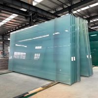 Panneaux de verre trempé transparent, verre de sécurité architectural pour façades de bâtiments modernes, murs-rideaux en verre et portes d'entrée