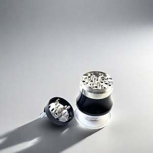 Nouveau produit 2025, vente en gros OEM/ODM, moulin à herbes en alliage de zinc métallique 68 mm, 4 pièces, moulin à gobelet, moulin à tabac à manivelle - Product Image 1