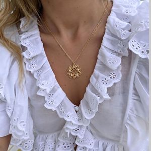 สร้อยคอโลหะผสมแบบกลวง จี้รูปผีเสื้อ ประดับเพชรแบบฝัง สร้อยคอสำหรับผู้หญิง สวมใส่ได้ทุกวัน งานปาร์ตี้ เครื่องประดับโลหะผสมสังกะสี N99002 - Product Image 3