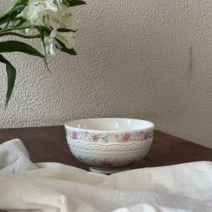 Vaisselle en céramique de style français, assiettes à fleurs en relief, tasses à café avec soucoupes et assiettes à dessert - Product Image 4