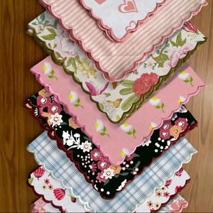 Ensemble de serviettes de table en lin damassé rouge pour le 4 juillet, imprimé floral personnalisé en coton/polyester, avec logo de mariage festonné pour une utilisation en fête - Product Image 1