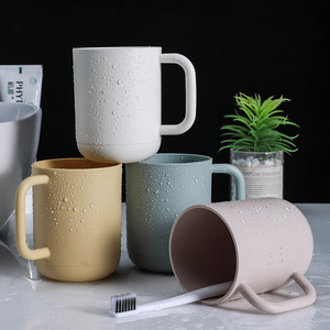 Gobelet à brosse à dents en plastique épais 301-400 ml avec poignée pour usage domestique et en dortoir, design uni - Product Image 1