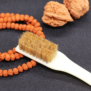 Brosse douce en poils de porc pour nettoyer les noix et les perles Rudraksha, manche léger en PP, usage domestique - Product Image 1