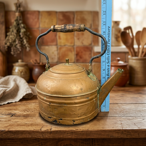 Bouilloire à thé vintage en laiton avec couvercle et poignée en bois, pot à eau au design métallique - Product Image 2