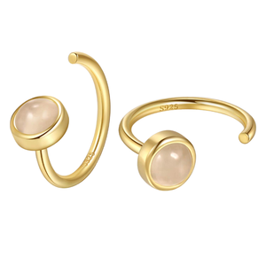 Boucles d'oreilles créoles géométriques tendance en forme de C, plaquées or 18 carats, résistantes au ternissement, faites à la main, produit en gros - Product Image 1