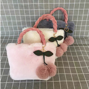 Nuova <span class=keywords><strong>Borsa</strong></span> a Tracolla Stile Ciliegia in Finta Pelliccia di Coniglio <span class=keywords><strong>con</strong></span> Catena alla Moda, Design in Peluche, Grande Capacità, Fodera in Poliestere <span class=keywords><strong>con</strong></span> Cartone Animato Carino - Product Image 6