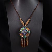 Collier vintage ethnique en alliage, longue chaîne bohème pour pull, pendentif polyvalent unisexe avec breloques à pompons, accessoires