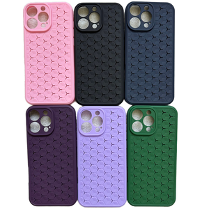 Hot bán TPU tổ ong lỗ tản nhiệt bóng đá hình thức điện thoại cho 16 Pro 15 Series - Product Image 1