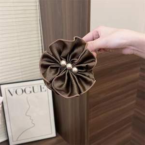 Pince à cheveux élégante en satin avec nœud floral perlé, pour coiffure mi-attachée, style doux et torsadé, idéale pour le bal de promo - Product Image 6