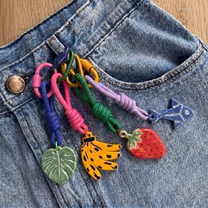 Nouveau Pendentif en Céramique Style Tropical Motif Feuille de Bananier, Fraise et Requin avec <span class=keywords><strong>Boucle</strong></span> de Corde Colorée pour Décoration de Sac DIY - Product Image 1