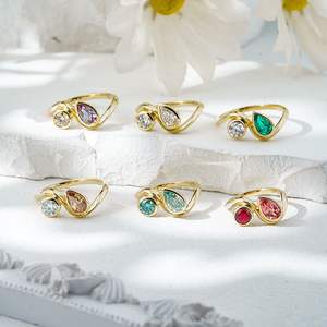 Anillo Toi Et Moi de Oro Sólido de 10K, 14K y 18K con Diamantes Moissanita Redondos y en Forma de Pera de Starsgem - Product Image 1