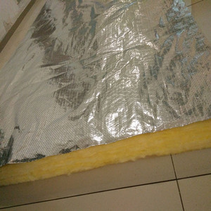 Rouleau isolant en <span class=keywords><strong>laine</strong></span> <span class=keywords><strong>de</strong></span> <span class=keywords><strong>verre</strong></span> <span class=keywords><strong>de</strong></span> conception moderne <span class=keywords><strong>de</strong></span> 50mm d'<span class=keywords><strong>épaisseur</strong></span> avec feuille d'aluminium perforée <span class=keywords><strong>de</strong></span> 20m <span class=keywords><strong>de</strong></span> longueur pour application en entrepôt - Product Image 3