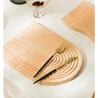Planche à servir décorative de style nordique en bois de hêtre, plateau à charcuterie polyvalent unique pour la cuisine