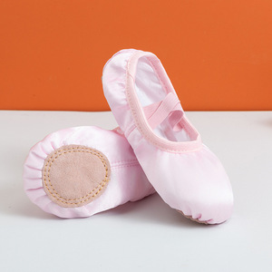 Chaussons de ballet souples pour femmes et enfants, dessus en toile extensible, semelle extérieure en cuir véritable, sequins brodés, respirants et confortables - Product Image 5