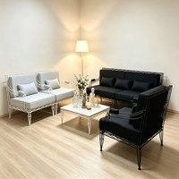 Schwarz-Weißes Gewebtes Schmiedeeisen Mid-Century Modern Dreisitzer-Sofa-Set mit Kunstleder-Polsterung und Gepolsterten Kissen für Hotel und Villa