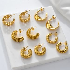 Boucles d'oreilles CC pour femmes, en acier inoxydable plaqué or 18 carats, anti-ternissement, imperméables - Product Image 2