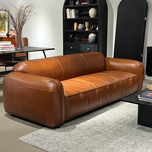 Divano in Vera Pelle Nordico per Piccoli Appartamenti, Lusso Leggero Italiano, Moderno Minimalista da Tre a Quattro Posti per Soggiorno - Product Image 1