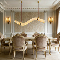 Lustre en marbre naturel, design moderne minimaliste incurvé, éclairage LED, finition blanc/or pour salle à manger et comptoir de bar