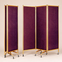 Paravent pliable à 3 panneaux avec cadre en métal doré et tissu violet, doté de roulettes mobiles pour hôtel et restaurant