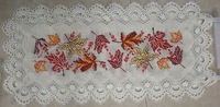 Nappe carrée en polyester 100% non tissé, brodée de fleurs et ajourée