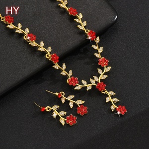 Set di Collana e Orecchini in Stile Europeo HY, Anello Nuziale a Forma di Fiore di Prugna con Diamanti Colorati sulla Catena per la Clavicola - Product Image 1