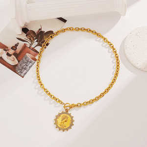 Collier en acier inoxydable avec pendentif portrait de reine plaqué or 18 carats, fermoir OT, style européen, bijoux de mode, cadeau - Product Image 4