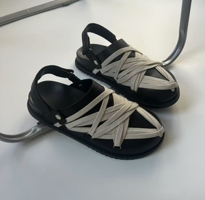 Una marca de diseño exclusivo con punta redonda y suela plana, adecuada tanto para uso informal como formal, con un moderno diseño perforado. - Product Image 1