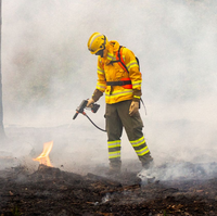 Extincteur à dos en laiton de 20 L et outil anti-incendie : équipement essentiel pour la lutte contre les incendies forestiers