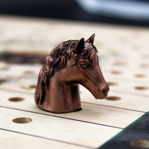 Juego de Ajedrez de Metal Antiguo Vintage de Lujo con Logotipo Personalizado, Piezas de Ajedrez, Juego de Carreras de Caballos, Regalo, con Tablero de Madera - Product Image 2