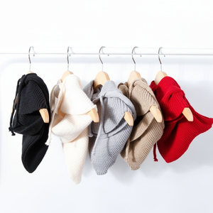 Cappello scaldacollo sciarpa con cappuccio da donna in maglia a due bottoni - Product Image 1