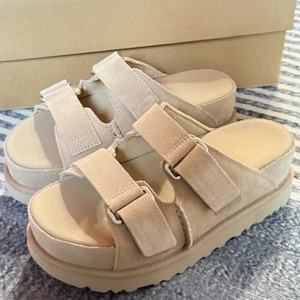 Nouvelles pantoufles d'été UGGS pour hommes et femmes, sandales décontractées d'extérieur, respirantes, à semelle épaisse, antidérapantes, à double couche - Product Image 1