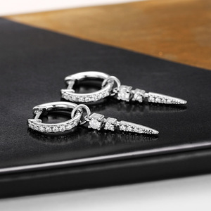 Orecchini pendenti alla moda placcati in oro bianco con design a punta con strass di cristallo per donna, gioielli da festa, pezzo di bigiotteria di tendenza. - Product Image 3