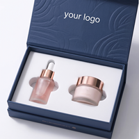 Coffret cadeau cosmétique magnétique rigide bleu marine avec logo en feuille d'or rose, insert en mousse pour sérum et crème pour le visage