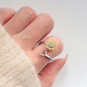 Bague anti-stress ajustable Tournesol en cuivre plaqué or avec zircon pavé, Bijou 'Tu es mon rayon de soleil', Cadeau d'amour pour petite amie - Product Image 2