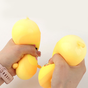 Juguete Antiestrés de TPR con Forma de Hombrecito de Pan Amarillo, Relleno de Harina, de Rebote Lento, para Niños y Adultos - Product Image 4