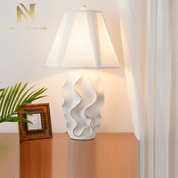 Lampe de table LED en tissu de résine pour chambre à coucher de restaurant d'hôtel de décoration d'intérieur de style moderne