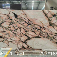 Comptoir d'îlot en marbre rose Panda personnalisé, pierre naturelle de luxe, mur de fond en pierre, transmission de la lumière, villa moderne intérieure