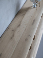 Console de présentation ouverte en chêne massif sur mesure, séparateur de pièce pour boutique de détail