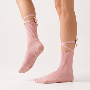 Chaussettes de Pilates à lacets avec logo personnalisé, semelle intégrale antidérapante, ajustement confortable, chaussettes de yoga, de ballet et de danse pour femmes - Product Image 2