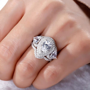 Anello da Donna in Oro Bianco con Diamante Taglio a Pera, Anello di Fidanzamento con Diamante Naturale Colore G, Pietra Principale e Pietre Laterali - Product Image 3