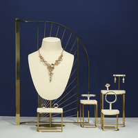 Présentoirs à bijoux Sundo pour magasin, accessoires de présentation de bijoux de luxe, ensemble de présentoirs à bijoux en métal et cuir PU sur mesure