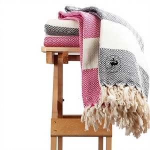 Manta de sofá tejida hecha a mano de algodón de gran venta, ropa de cama decorativa india con diferentes diseños para uso doméstico de invierno de la India - Product Image 1