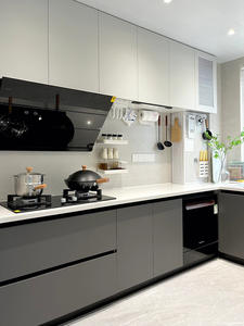 Armoires de <span class=keywords><strong>cuisine</strong></span> modernes en bois gris sans poignées avec un design de panneau bicolore, écologiques pour les cuisines urbaines ouvertes - Product Image 2