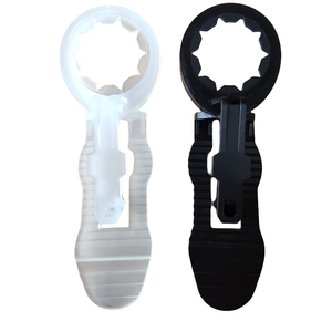 Clips para Luces Navideñas Shineu de Grado Comercial C9, Ganchos para Canaletas de Polímero Resistentes a la Intemperie, Garantía de 1 Año para Decoraciones Navideñas en Exteriores - Product Image 4