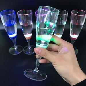 Vente en gros de flûte à <span class=keywords><strong>champagne</strong></span> à vin <span class=keywords><strong>Led</strong></span> verres à eau liquide clignotant allumé coupe en verre à <span class=keywords><strong>champagne</strong></span> pour mariage - Product Image 4