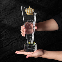Logo personnalisé Médailles Tasses Cristal Pageant Verre Trophée Avec Couronne En Métal pour Le Championnat