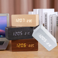 Houten Led Wekker Met Draadloze Telefoon Oplader En Temperatuur Display